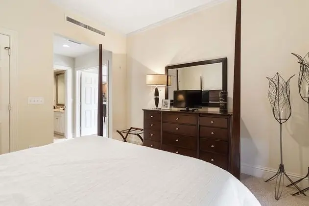 5068 Annunciation Circle, Unit 4304