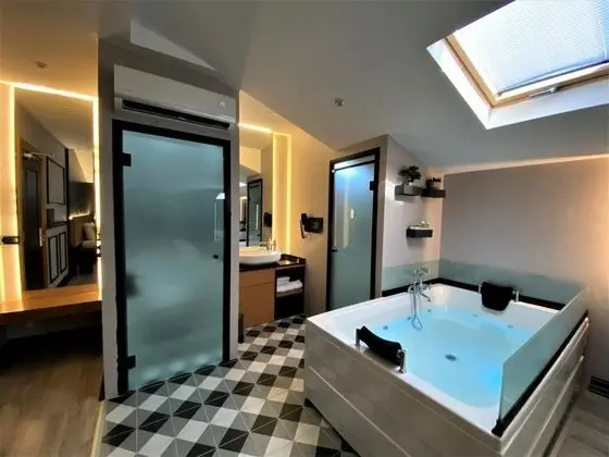 Queen Suite Oda Jakuzili, Bahce Manzarali