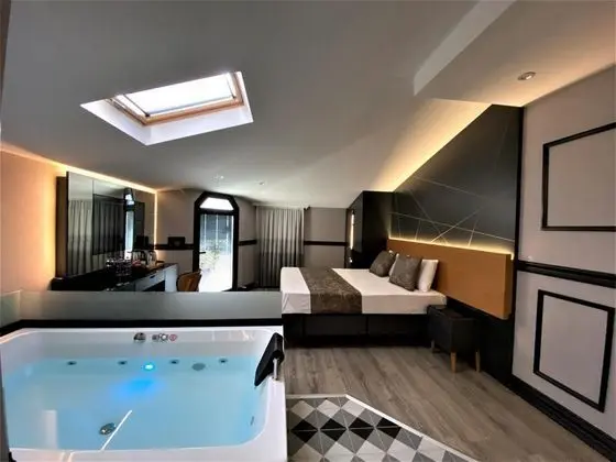 Queen Suite Oda Jakuzili, Bahce Manzarali