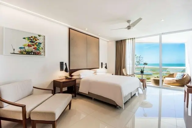 Junior Suite, Partial Ocean View, King Bed