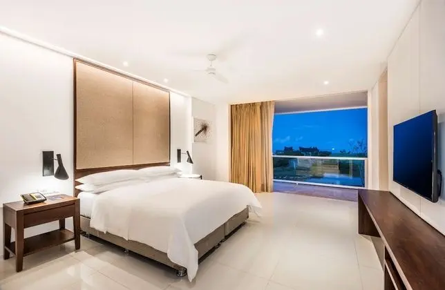 Junior Suite, Partial Ocean View, King Bed