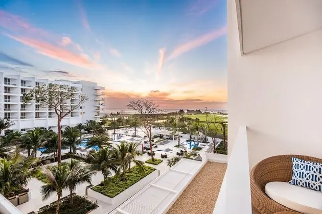 Junior Suite, Partial Ocean View, King Bed