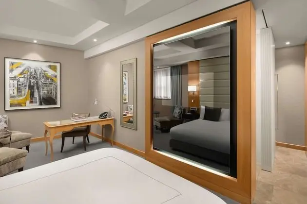 King Executive Accessible With Lounge Access