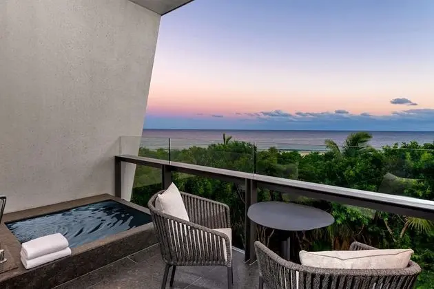 Partial Ocean View Guestroom with King Bed