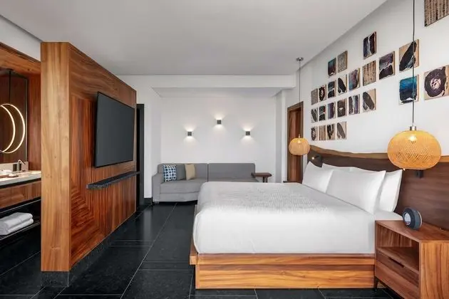 Partial Ocean View Guestroom with King Bed