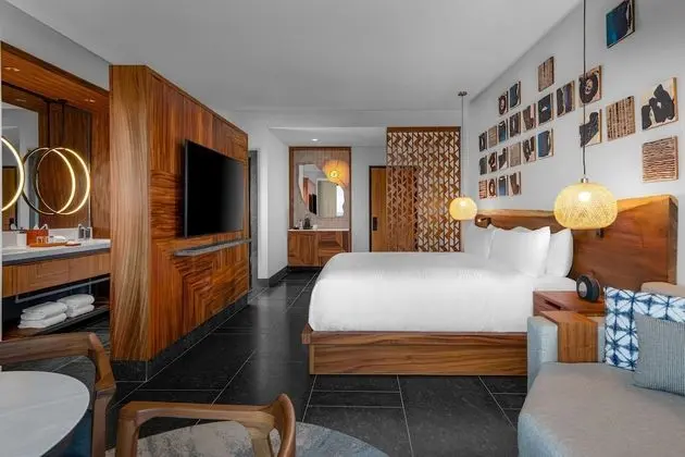 Partial Ocean View Guestroom with King Bed