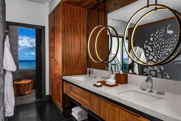 Partial Ocean View Guestroom with King Bed