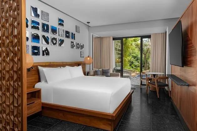 Tropical View Guestroom with King Bed