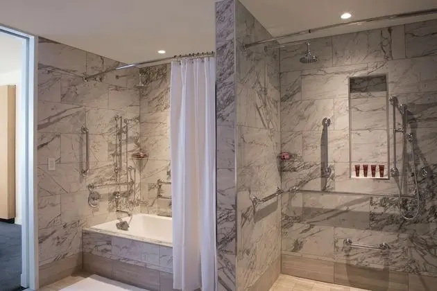 Park View Suite, 1 Bedroom, Mobility and Hearing, Tub