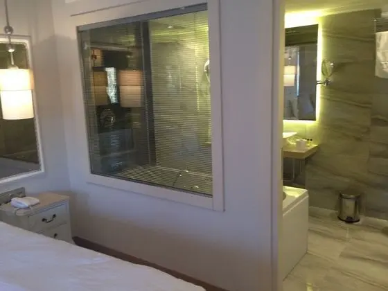 Deluxe Room with Bathtub