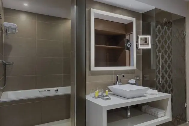 Oda, 2 Çift Kişilik Yatak, Sigara İçilebilir, Şehir Manzaralı