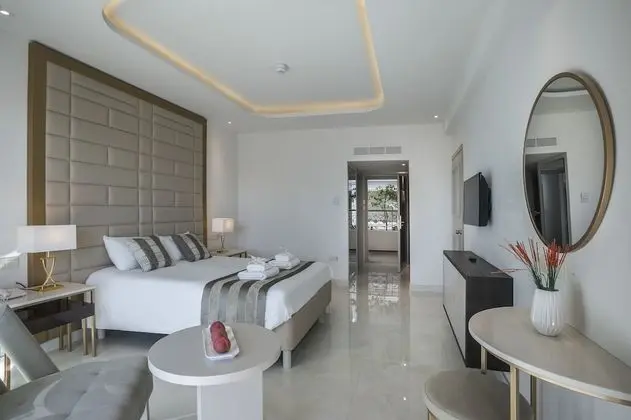 Superior Tek Büyük veya İki Ayrı Yataklı Oda, 1 Yatak Odası, Balkon, Kısmi Deniz Manzaralı
