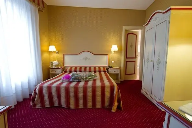 Tek Büyük Yataklı Oda, Ek Bina