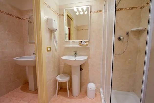 Tek Büyük Yataklı Oda, Ek Bina