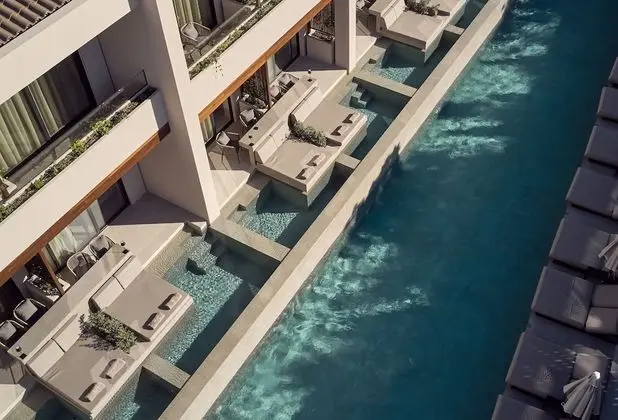 Family Süit, Havuz Kullanımı (Friends and Family Swim Up Suite)