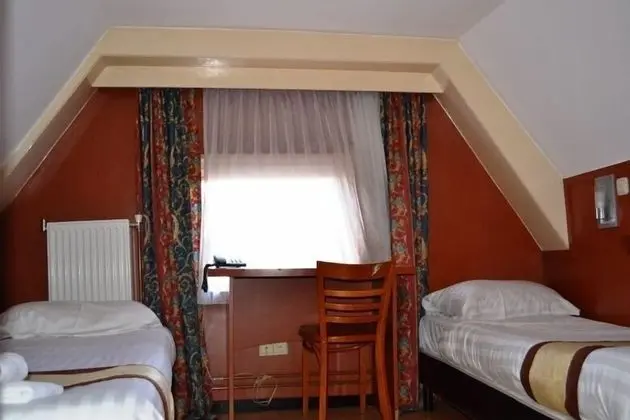 Basic Oda, 2 Tek Kişilik Yatak, Ortak Banyo