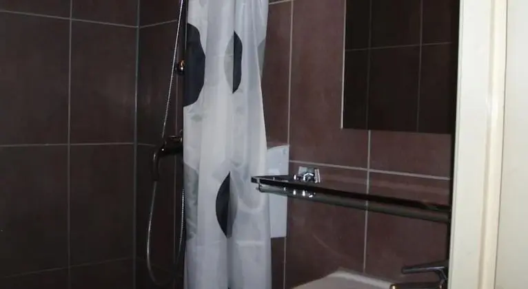 Basic Oda, 2 Tek Kişilik Yatak, Ortak Banyo