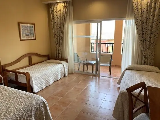 Dört Kişilik Oda, Deniz Manzaralı