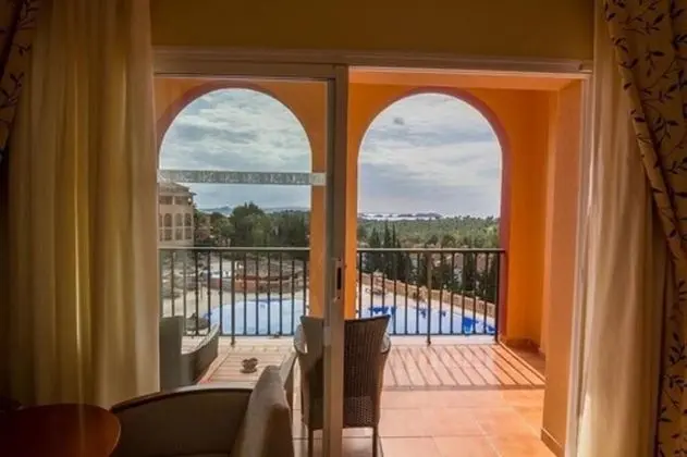 Tek Büyük Yataklı Oda, Havuz Manzaralı
