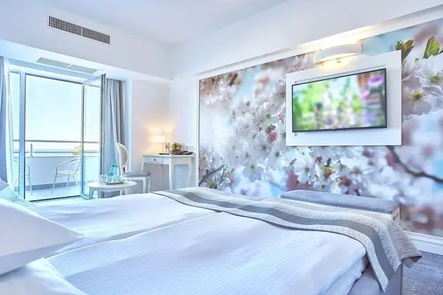 Deluxe Family Room with sofabed, sea view