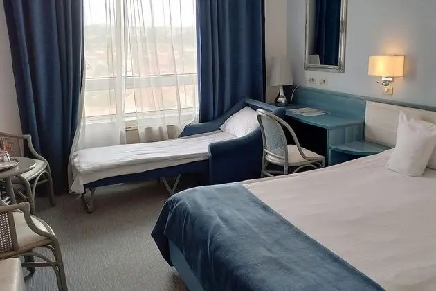 Standard Family Room with extendable armchair