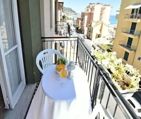 Standard Dört Kişilik Oda, Balkon, Kısmi Deniz Manzaralı