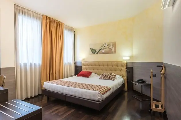 Classic Tek Büyük Yataklı Oda