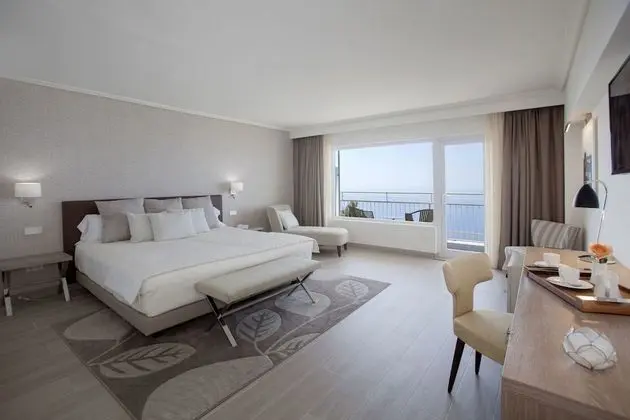 Superior Büyük Yataklı Tek Kişilik Oda, Balkon, Deniz Manzaralı