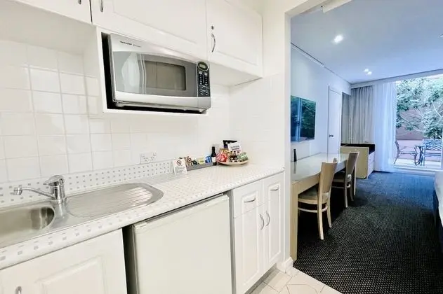 Deluxe Stüdyo, Avlu