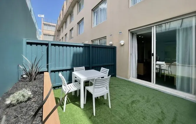 Deluxe Stüdyo, Avlu