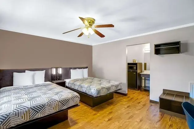 Deluxe Oda, 2 Çift Kişilik Yatak, Sigara İçilebilir, Buzdolabı ve Mikrodalga