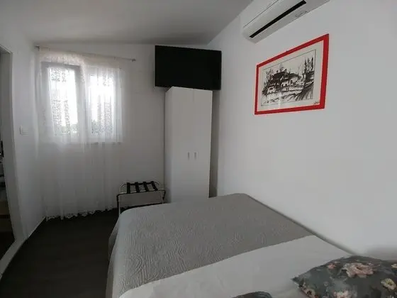 Cute Cottage with Terrace