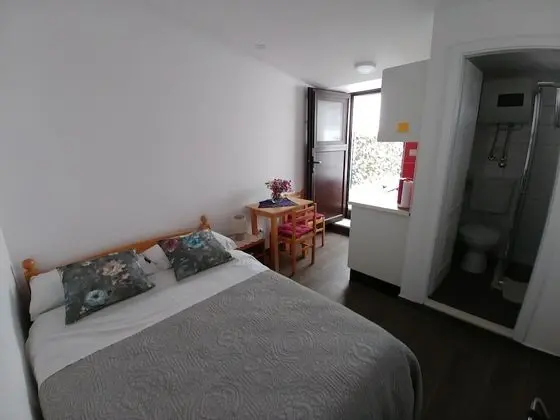 Cute Cottage with Terrace