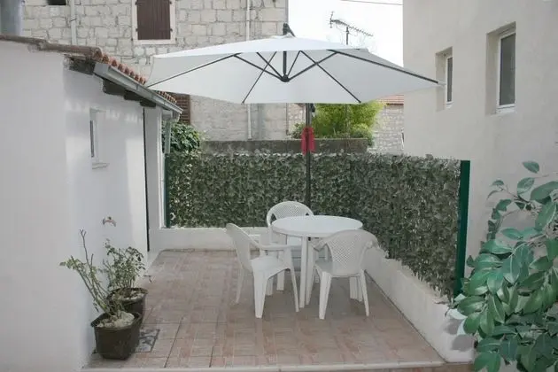 Cute Cottage with Terrace