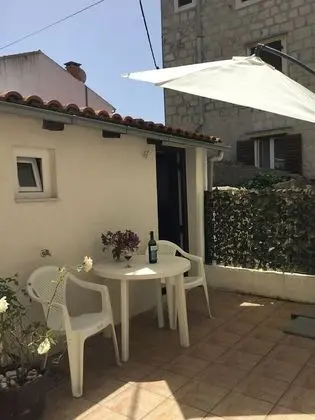 Cute Cottage with Terrace