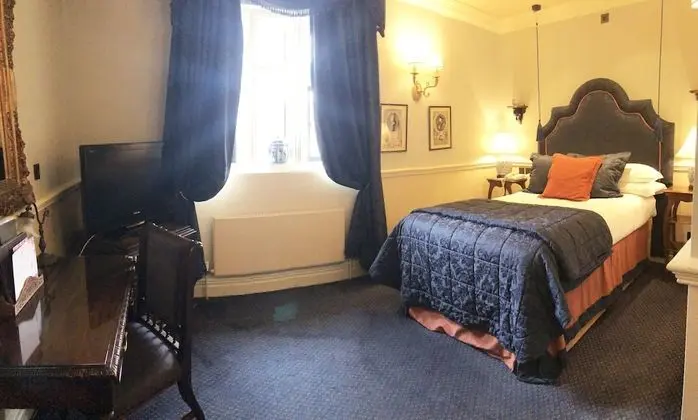 Basic Tek Büyük Yataklı Oda (small, cosy, 3/4 bed)