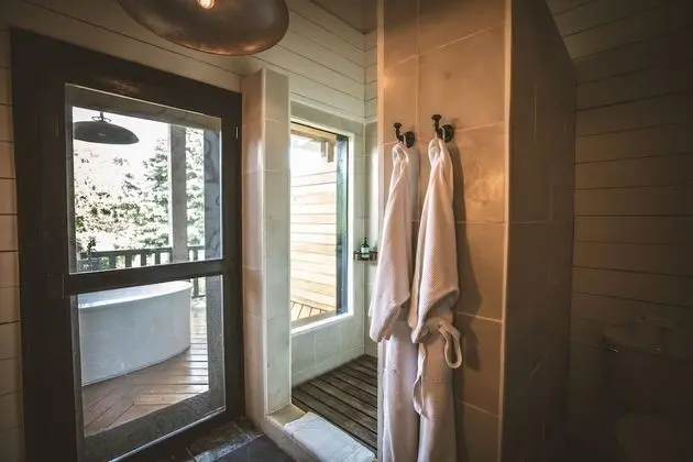 Signature Canopy Suite