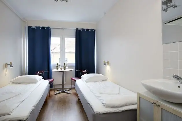 Tek Büyük veya İki Ayrı Yataklı Oda, Ortak Banyo