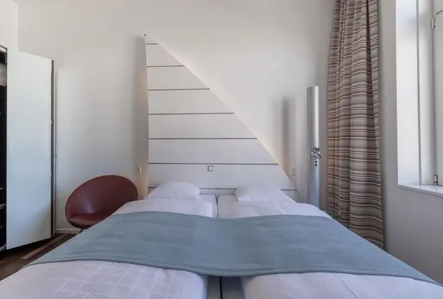 SIDE-BY-SIDE 2 ROOMS NEXT TO EACH OTHER