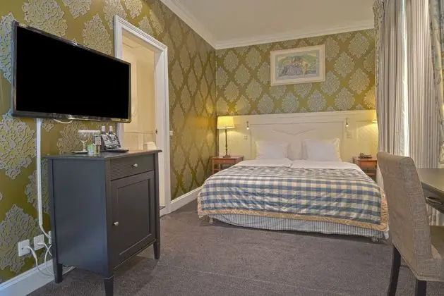 Standard Queen Room