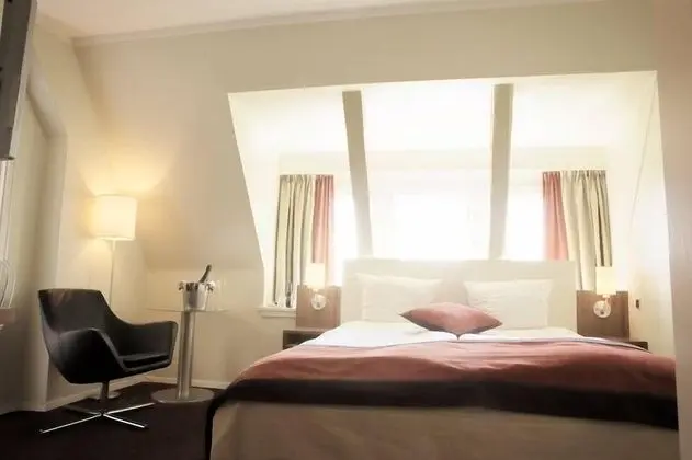 Standard Queen Room