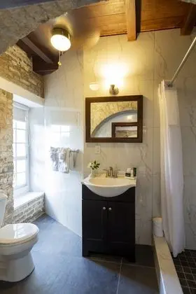 Contemporary Studio (Continental Breakfast Included)