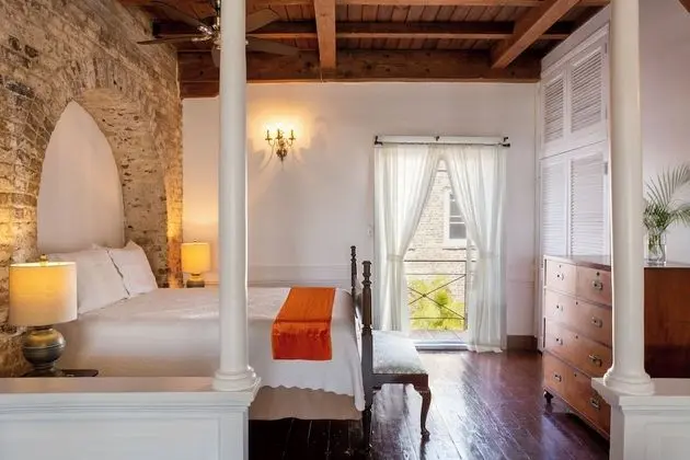 Georgian Studio (Continental Breakfast Included)