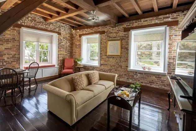 Georgian Studio (Continental Breakfast Included)