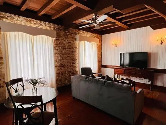Georgian Suite (Continental Breakfast Included)