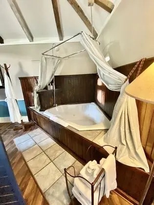 Honeymoon Süit, Sıcak Su Küveti (The Carriage House)