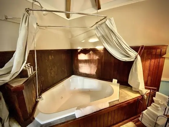 Honeymoon Süit, Sıcak Su Küveti (The Carriage House)