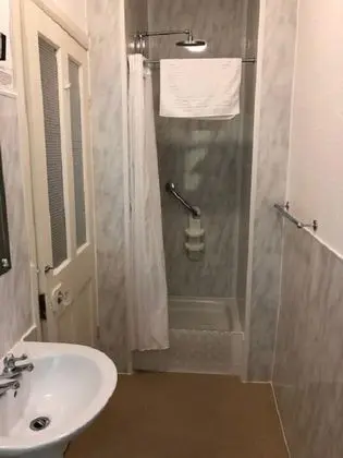 Tek Büyük Yataklı Oda (with Private Bathroom)