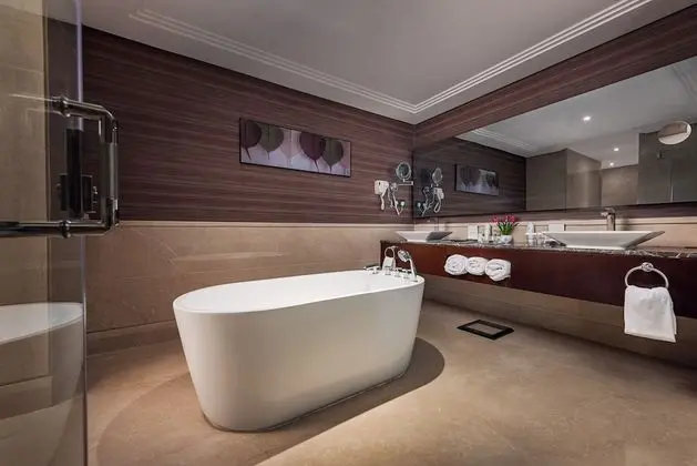 Honeymoon Suite, City View