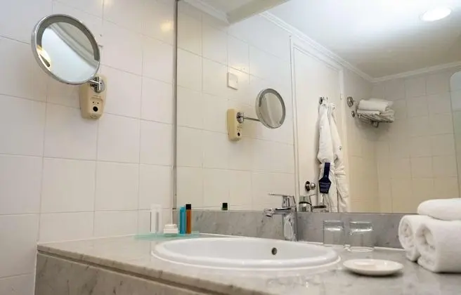 https://i.travelapi.com/lodging/1000000/920000/913500/913405/142ed39a_z.jpg